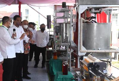 Presiden Joko Widodo meninjau proses penelitian minyak makan merah di Pusat Penelitian Kelapa Sawit (PPKS), Kampung Baru, Kota Medan,7 Juli 2022. BPMI Setpres/Kris