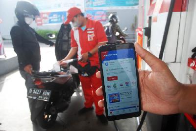 Aplikasi MyPertamina saat pengisian bahan bakar Pertalite di Bandung, Jawa Barat, 12 Juni 2022. TEMPO/Prima Mulia
