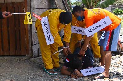 Tiga tersangka melakukan adegan saat mengikuti rekonstruksi pembunuhan dan mutilasi empat warga di Timika, Papua, 3 September 2022. ANTARA/Sevianto Pakiding