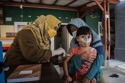 Bidan Puskesmas menyuntikkan imunisasi pada balita di Posyandu Anggrek 2, Cimanggis, Depok, Jawa Barat, 25 Oktober 2021. TEMPO/M Taufan Rengganis