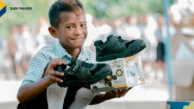 Salah satu anak sekolah yang mendapat bantuan sepatu dari Bank Mandiri melalui program CSR/TJSL bertajuk “Sepatu Harapan Bangsa”.