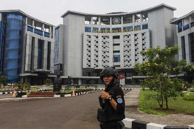 Petugas berjaga di depan gedung Kantor Badan Siber dan Sandi Negara, Sawangan, Depok, Jawa Barat, 13 September 2022.  ANTARA/Asprilla Dwi Adha