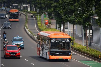 Bus Listrik Transjakarta melintas di Jalan Jenderal Sudirman, Jakarta,12 Juni 2022. TEMPO/M Taufan Rengganis