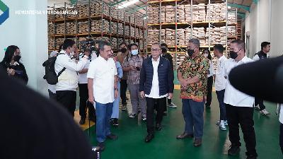 Menteri Perdagangan Zulkifli Hasan, saat melakukan pemeriksaan terhadap Produk Impor Tidak Sesuai Ketentuan di kawasan pergudangan di Kabupaten Bogor, Jawa Barat, Rabu, 14 September 2022.