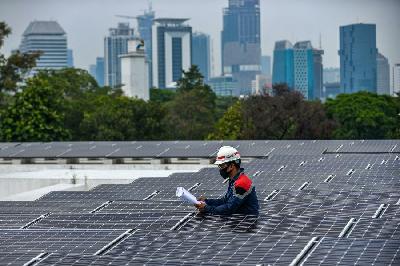 Petugas memeriksa instalasi panel surya di Masjid Istiqlal, Jakarta. TEMPO/Tony Hartawan