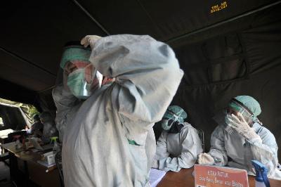 Petugas kesehatan dengan pakaian APD di tenda penyakit infeksius di Puskesmas Tamblong, Bandung, Jawa Barat, 2020. TEMPO/Prima Mulia