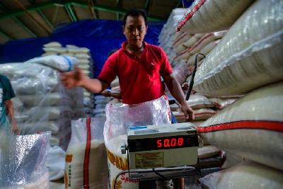 Aktivitas bongkar muat beras di Pasar Induk Beras, Cipinang, Jakarta, 29 Agustus 2022. TEMPO/Tony Hartawan