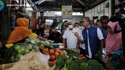 Menteri Perdagangan Zulkifli Hasan saat memantau harga barang kebutuhan pokok di Pasar Gede, Surakarta, Jawa Tengah, Kamis, 15 September 2022.