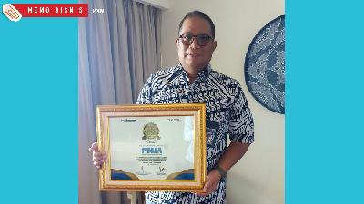 Direktur Operasional PNM, Sunar Basuki menerima penghargaan yang diberikan oleh Tras n Co pada untuk kategori “Subsidiary BUMN”, Kamis, 15 September 2022.