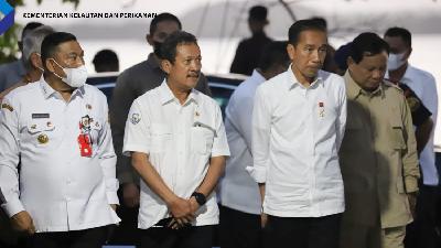 Menteri Kelautan dan Perikanan Sakti Wahyu Trenggono menemani kunjungan kerja Presiden Joko Widodo ke Tual, Provinsi Maluku, Rabu, 14 September 2022.