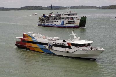 Sejumlah kapal penumpang antarkepulauan melintas di kawasan perairan Pelabuhan Telaga Punggur, Batam, Kepulauan Riau (Kepri), 10 September 2022. ANTARA/Teguh Prihatna