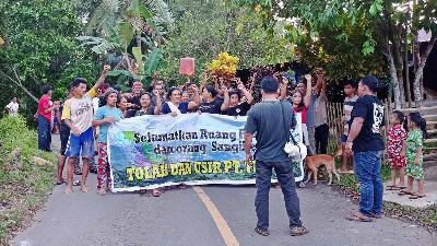 Aksi unjuk rasa masyarakat menolak aktivitas tambang emas milik PT Tambang Mas Sangihe, di Desa Bowone, Sangihe, Sulawesi Utara/Dokumentasi Warga  