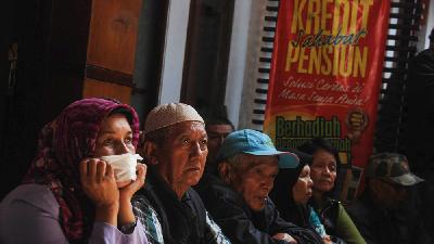 Peserta mengantre untuk mengambil uang pensiun dan gaji ke-13 di Kantor Pos Bandung, Juli 2015. TEMPO/Prima Mulia