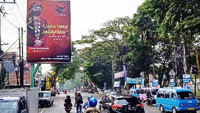 Baliho bergambar  Puan Maharani di Tlogomas, Malang, Jawa Timur,  Agustus 2021. TEMPO/Abdi Purnomo