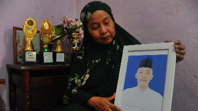 Soimah, ibu dari  Albar Mahdi, santri Pondok Modern Darussalam Gontor, menunjukkan foto putranya semasa hidup di kediamanannya di Kalidoni, Palembang, Sumatera Selatan, 8 September 2022/ANTARA/Feny Selly