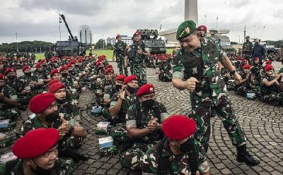 Kasad Jenderal TNI Dudung Abdurachman (kanan) mengikuti Apel Gelar Pasukan Jajaran TNI Angkatan Darat (AD) Wilayah Jabodetabek di Lapangan Monas, Jakarta, 25 Januari 2022. ANTARA/Aprillio Akbar