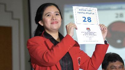 PDI-P Central Executive Board Chair Puan Maharani shows her political party’s number of 28 during the number drawings of political parties that participated in the 2009 General Election at the office of the General Elections Commission (KPU), Jakarta, Wednesday, July 9, 2008. TEMPO/ Imam Sukamto/File Photo