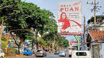 A billboard showing the portrait of the House Speaker who is also a PDI-P leader, Puan Maharani, at Jalan Tlogomas, Lowokwaru Subdistrict, Malang City, Monday, August 9, 2021. TEMPO/Abdi Purmono