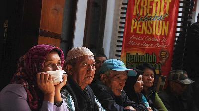 Retirees queue to collect their pension and 13th salary at Bandung Post Office, July 2015. TEMPO/Prima Mulia