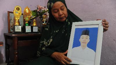 Siti Soimah, the mother of Albar Mahdi, a student of Darussalam Gontor 1 Modern Islamic Boarding School, shows a portrait of her son at her home in Kalidoni, Palembang, South Sumatra, Thursday, September 8, 2022. ANTARA FOTO/Feny Selly