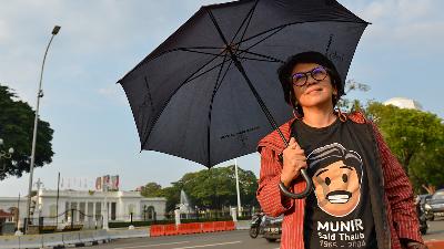 Suciwati, a member of Victims Solidarity Network for Justice (JSKK) who is also the wife of the late human rights activist Munir Said Thalib, joins the Kamisan rally demanding President Joko Widodo’s to fulfill his promise to immediately resolve the case of gross human rights violation that led to the death of her husband at the Merdeka Palace, Jakarta, Thursday, September 15, 2022. TEMPO/ Febri Angga Palguna