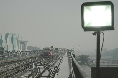 Kereta Light Rapid Transit (LRT) Jakarta Bogor Depok, Bekasi (Jabodebek) di stasiun LRT Harjamukti Cibubur, Jawa Barat, 18 Oktober 2021. Dok. TEMPO/Muhammad Hidayat