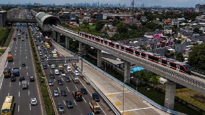Kereta Light Rapid Transit (LRT) Jakarta Bogor Depok, Bekasi (Jabodebek) parkir di Jatibening, Bekasi, Jawa Barat, 7 Februari 2022. TEMPO/Tony Hartawan