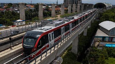 Kereta light rail transit (LRT) Jakarta Bogor Depok, Bekasi (Jabodebek) parkir di Jatibening, Bekasi, Jawa Barat, 7 Februari 2022. TEMPO/Tony Hartawan