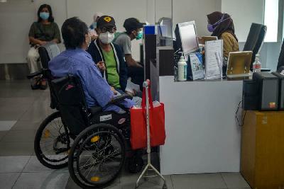 Warga mengurus layanan kesehatan di kantor BPJS Kesehatan Cabang Jakarta Selatan, Jakarta. TEMPO/Tony Hartawan