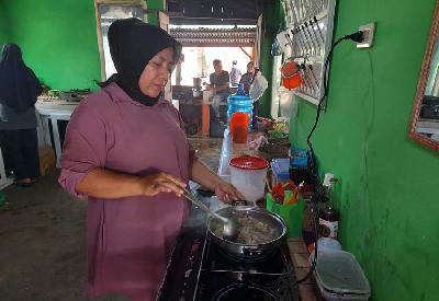 Pelaku usaha mikro, kecil, dan menengah (UMKM) memasak menggunakan kompor induksi dari PT PLN di Pantai Lampuuk, Aceh Besar, Aceh. Dok. PLN