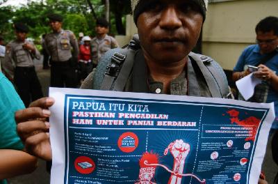 Mahasiswa Papua melakukan unjuk rasa terkait peristiwa Paniai, di depan Gedung Komisi Nasional Hak Asasi Manusia (Komnas HAM), Jakarta, 8 Desember 2015. TEMPO/Imam Sukamto