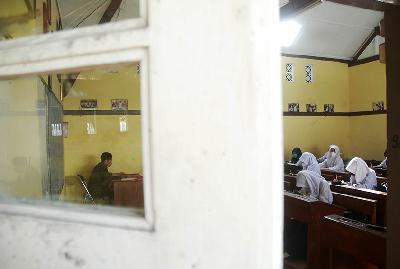 Suasana belajar mengajar SMP Dewi Sartika di Bandung, Jawa Barat, 13 Januari 2022. TEMPO/Prima Mulia