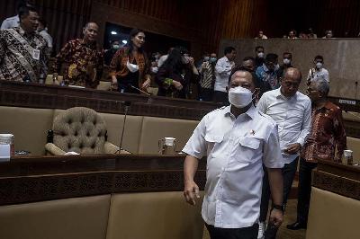 Mendagri Tito Karnavian bersiap mengikuti rapat kerja bersama Komisi II DPR di Kompleks Parlemen,  Senayan, Jakarta, 21 September 2022.  ANTARA/Aprillio Akbar