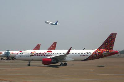 Pesawat Batik Air milik Lion Group dan pesawat Garuda Indonesia di Bandara Soekarno-Hatta, Tangerang, Banten. TEMPO/Nita Dian