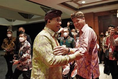 Gubernur Jawa Tengah Ganjar Pranowo dan Anies Baswedan bertemu dalam Rapat Kerja Nasional Asosiasi Pemerintah Provinsi Seluruh Indonesia (APPSI) di Bali, 9 Mei 2022. Facebook/ Anies Baswedan