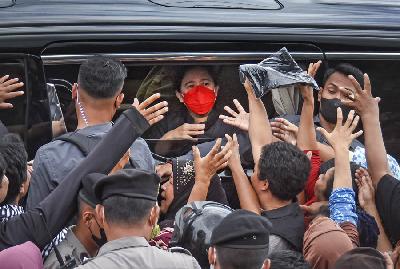 Ketua DPR RI Puan Maharani (tengah) membagikan kaus kepada warga usai berkunjung ke Pasar Kebon Roek Ampenan, Mataram, Nusa Tenggara Barat, 27 Agustus 2022. ANTARA/Ahmad Subaidi
