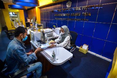 Petugas pajak melayani wajib pajak di Kantor Pelayanan Pajak Pratama Tanah Abang Tiga, Jakarta, 25 Juli 2022. Tempo/Tony Hartawan