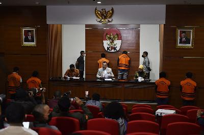 Enam orang yang resmi memakai rompi tahanan seusai menjalani pemeriksaan pasca terjaring Operasi Tangkap KPK hakim pada Mahkamah Agung RI, di gedung Komisi Pemberantasan Korupsi, Jakarta, 23 September 2022. TEMPO/Imam Sukamto