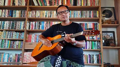 Anas Syahrul Alimi, Promotor musik ,  di ruang kerja di kediamannya di Purwomartani, Kecamatan Kalasan, Kabupaten Sleman, 15 September 2022. TEMPO/Pito Agustin Rudiana