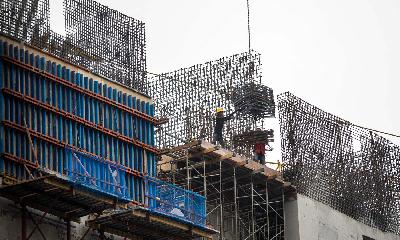 Pekerja saat proses pembangunan gedung bertingkat di Jakarta, Januari 2022. TEMPO/Tony Hartawan