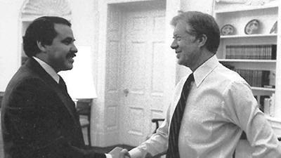 Agen Tony Mendez (kiri) saat selamat oleh Presiden Jimmy Carter atas keberhasilan Operasi Argo/Wikipedia