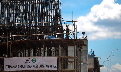 Proyek pembangunan Tol Becakayu Seksi 1A di Prumpung, Jakarta, Desember 2021. TEMPO/Tony Hartawan