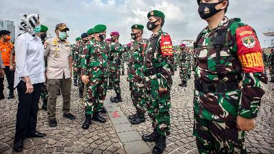 Jendral TNI Dudung Abdurachman (tengah) saat menjabat Pangdam Jaya meninjau apel gelar pasukan pengamanan Pilkada di Lapangan Monas, Jakarta, November 2020. ANTARA/Aprillio Akbar