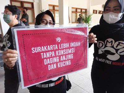 Aktivis koalisi Dog Meat Free Indonesia atau DMFI Solo gencar mengkampanyekan stop perdagangan dan konsumsi daging anjing di Kota Solo. TEMPO/Septhia Ryanthie