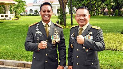 TNI Commander Gen. Andika Perkasa (left) and Army Chief of Staff Lt. Gen. Dudung Abdurachman during their inauguration at the State Palace, Jakarta, November 17, 2021. SETPRES/AGUS SUPARTO
