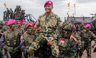 TNI Commander Gen. Andika Perkasa is carried aloft by Marine personnel on his inauguration as Marine Corps’ honor member at the Marine Corps Combat Training Center (Puslatpur) in Todak Beach, Riau Islands, August 4.
ANTARA/Teguh Prihatna
