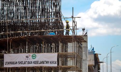 Construction work by Waskita Karya in the Becakayu Toll Road Section 1A in Prumpung, Jakarta, December 2021. 
Tempo/Tony Hartawan
