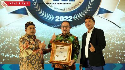 Director of Compliance and Risk Management PNM Kindaris (center), receives a certificate after winning the award obtained by PT PNM at the Infobank event The Best State-Owned Enterprise 2022 in the category of 'The Best SoE in Empowering Ultra-Micro', Thursday, September 22, 2022.