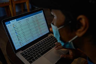 Warga mematau pergerakan kripto  di Jakarta. TEMPO/Tony Hartawan