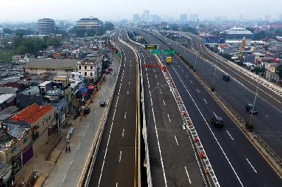 Jalan tol koneksi sisi Timur Jalan Tol Wiyoto Wiyono ke Jalan Tol Becakayu di Jakarta, 19 September 2022.  TEMPO/Subekti